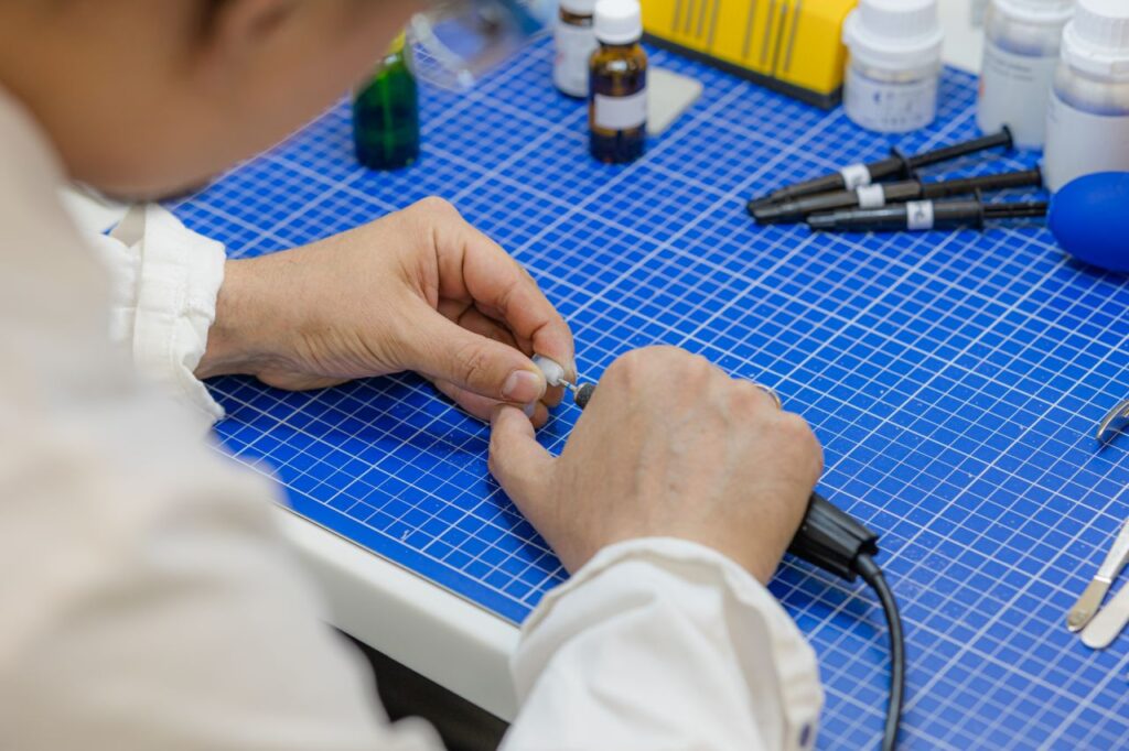 Daniel Doktor arbeitet an einem Ohrpassstück in der Werkstatt in Radebeul