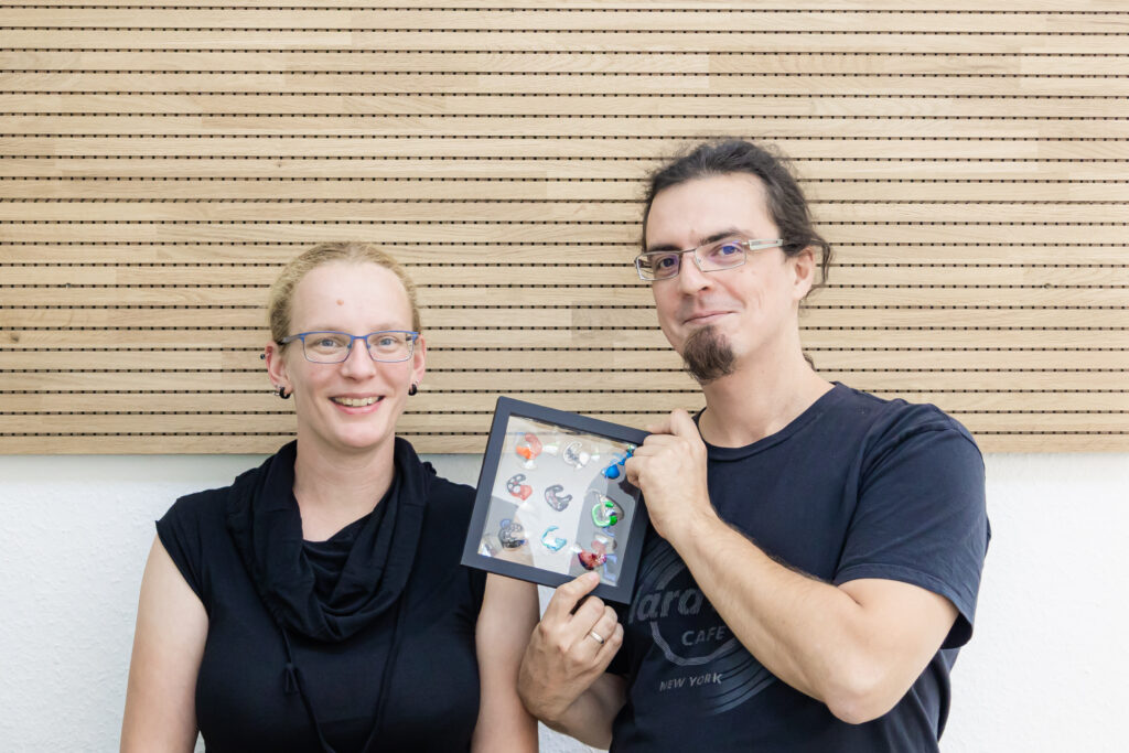 Daniel und Theresa Doktor halten in Radebeul ihre kreativen Otoplastiken in der Hand